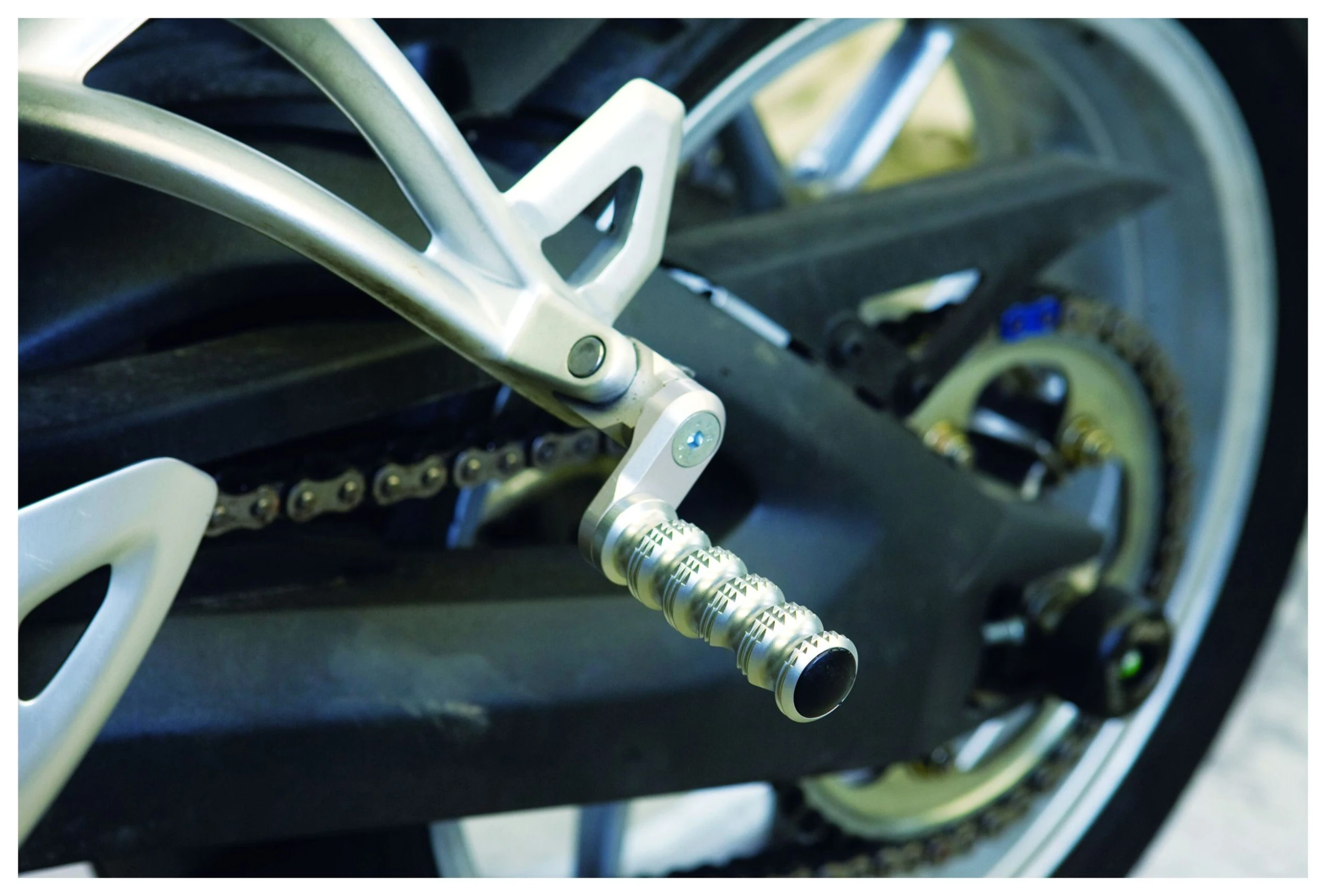 MFW Vario Passenger Footpeg Mounts Kawasaki Ninja 250R/300 / ZX6 / ZX7R / ZZR600 / ZRX1100 Silver [Open Box]